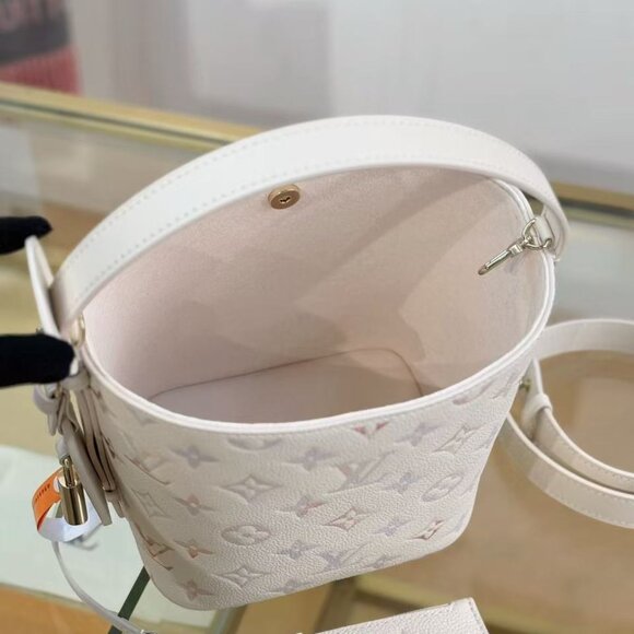 Classic Louis Vuitton Bag: A Stylish and Versatile Choice for Elegance - Picture 6 of 6